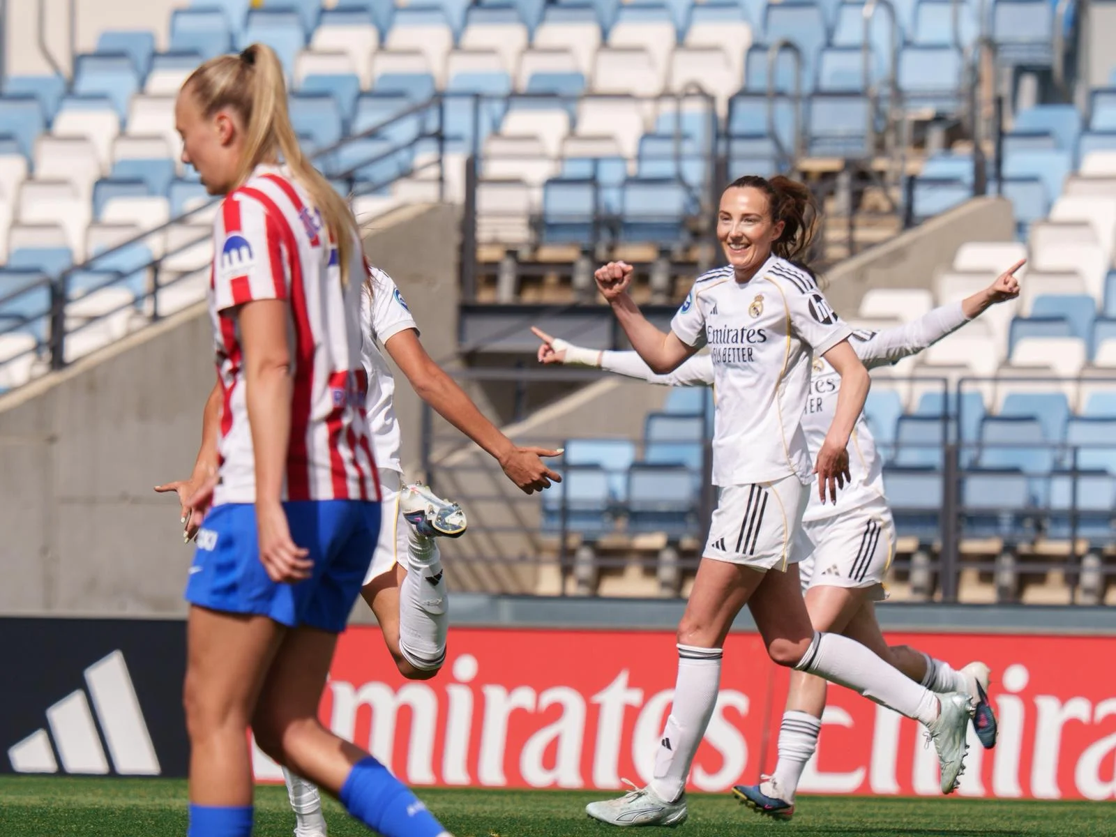 Caroline Weir celebra el gol de la victoria del Real Madrid Femenino ante el Atlético de Madrid en Liga F.