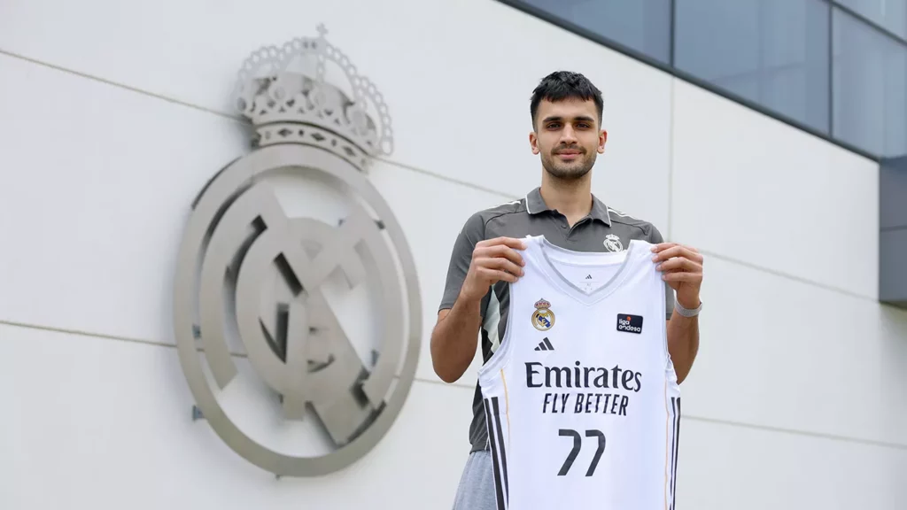 Ömer Yurtseven posa de manera oficial como nuevo fichaje del Real Madrid.