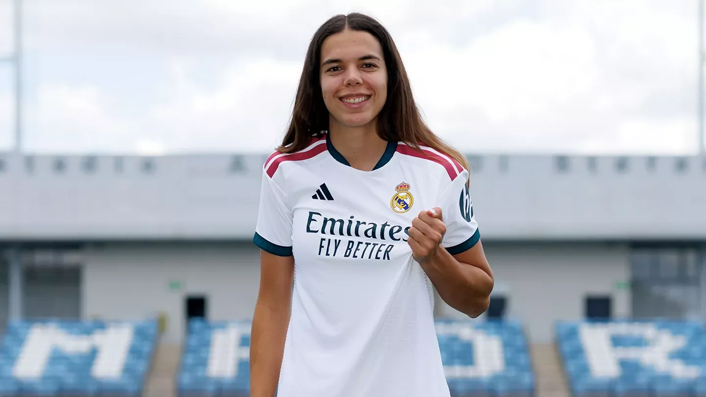 Oficial: Andreia Jacinto, nuevo refuerzo para el centro del campo del Real Madrid Femenino Andreia Jacinto posa como nueva jugadora del Real Madrid Femenino