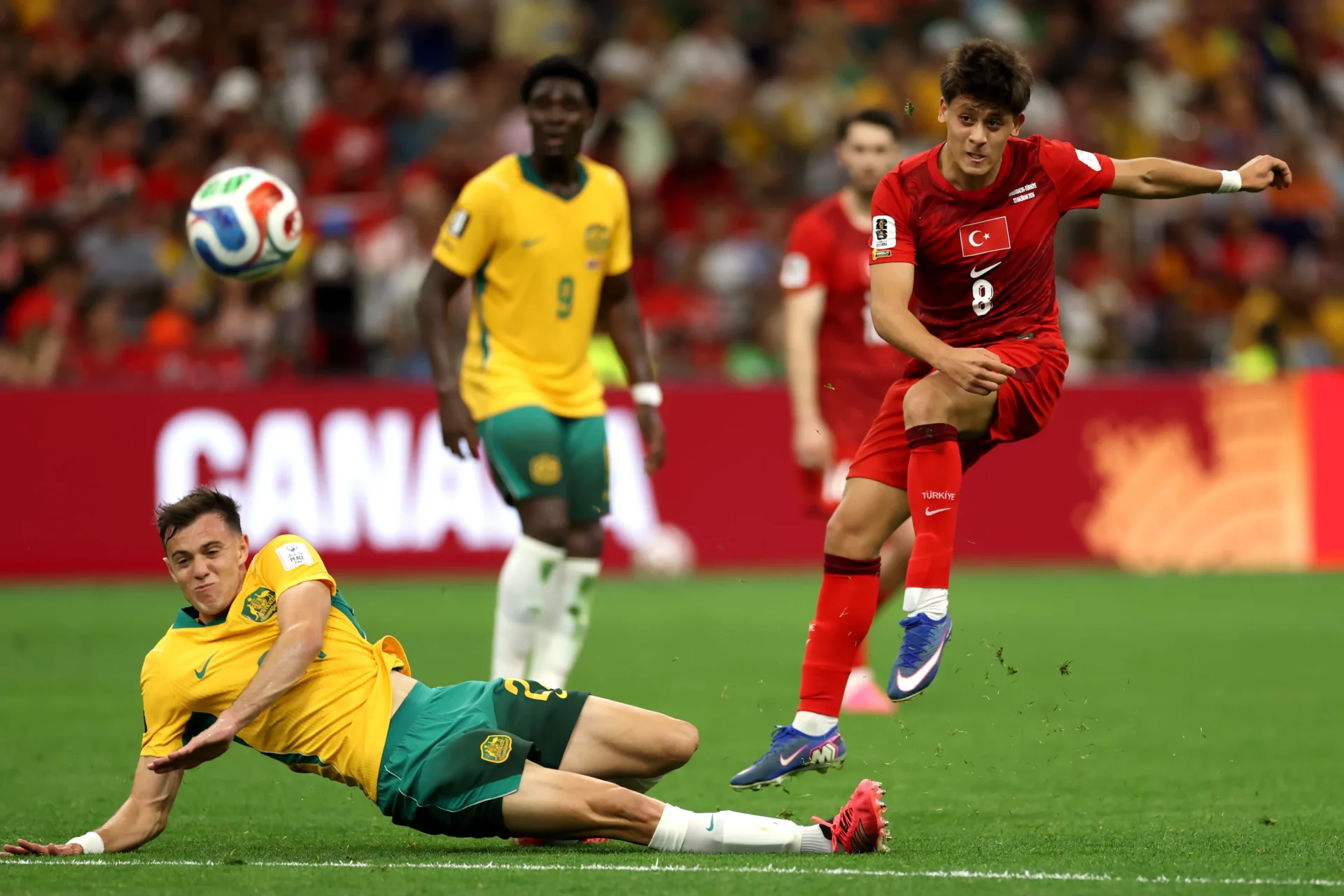 Arda Güler brilla sin premio en la derrota de Turquía ante Australia (2-0) Arda Güler remata a portería durante la derrota de Turquía ante Australia en el Mundial 2026.