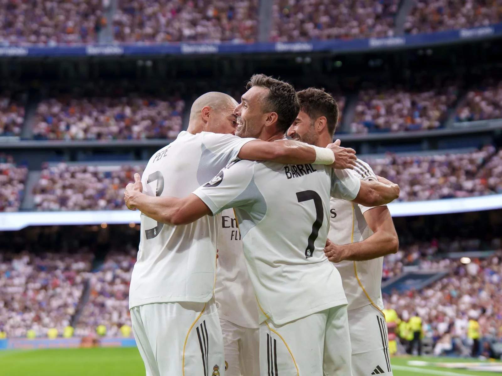 David Barral celebra con el resto de leyendas del Real Madrid el gol de la victoria contra el Inter.