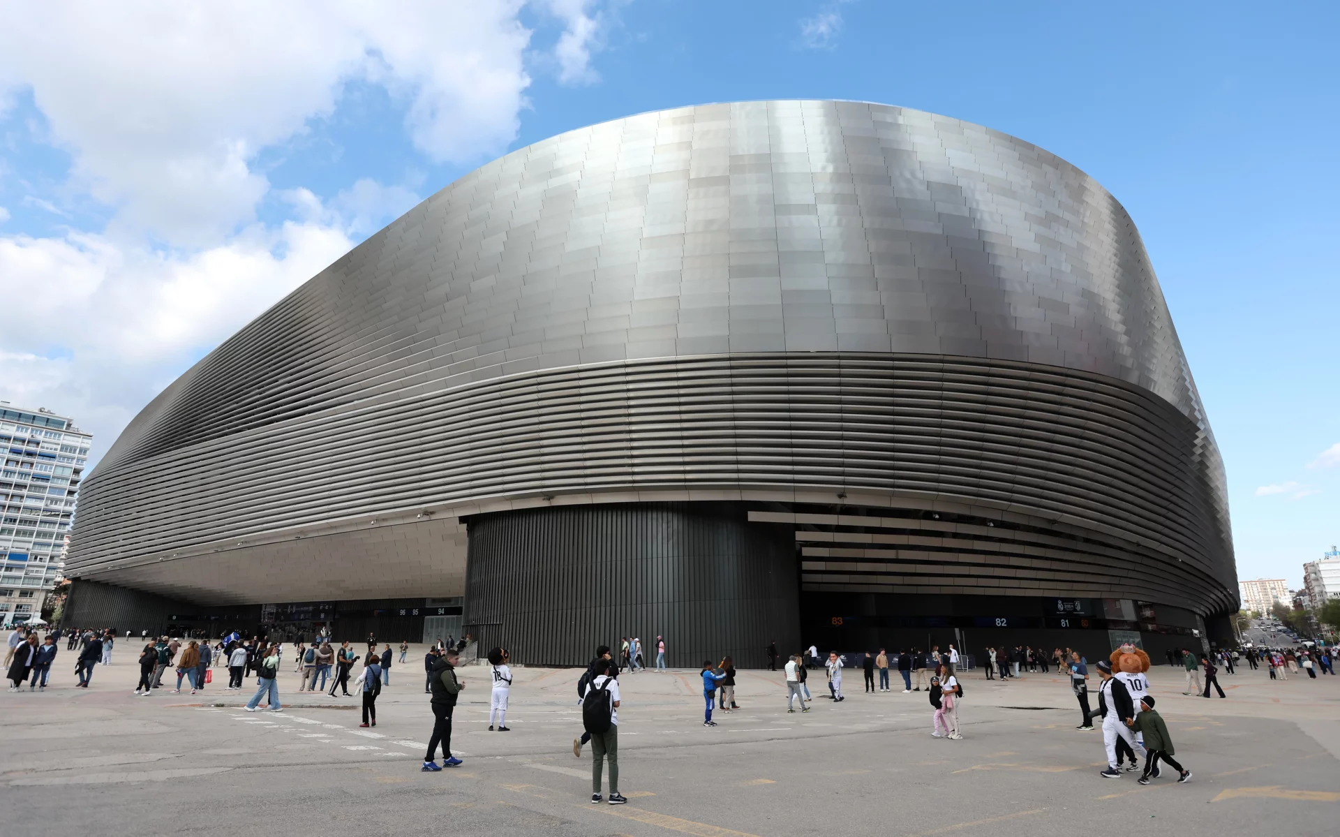 La fachada exterior del Santiago Bernabéu mientras continúan los trabajos de aislamiento acústico.