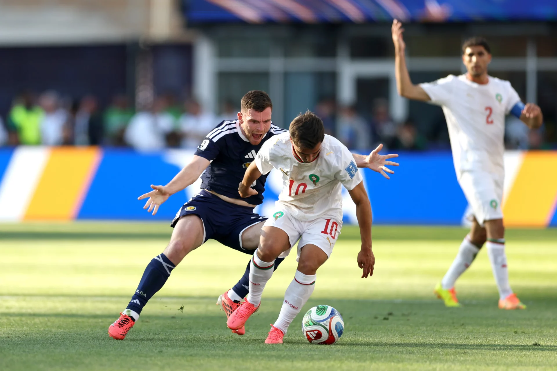 Brahim está en su salsa con Marruecos Brahim regatea a un jugador de Escocia durante la victoria de Marruecos en el Mundial 2026.