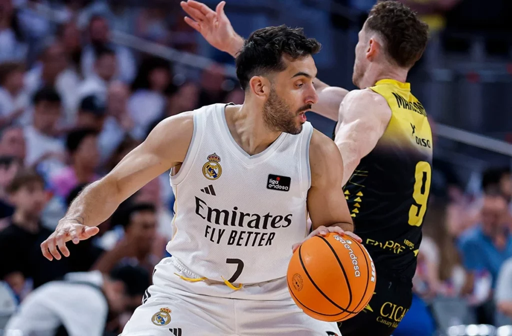 Facundo Campazzo y Marcelinho Huertas en una acción durante el tercer partido del playoff de Liga Endesa.