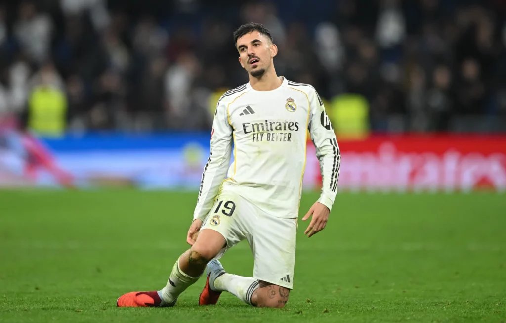 Dani Ceballos, arrodillado sobre el césped del Bernabéu en un partido del Real Madrid.