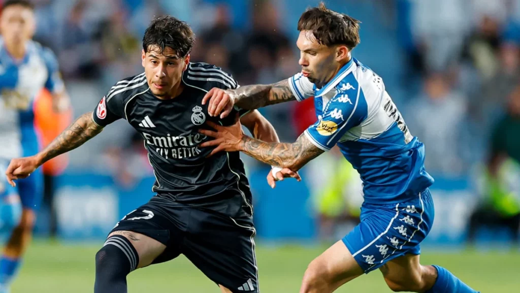 Alexis Ciria y un jugador del Sabadell en la derrota del Real Madrid Castilla por 3-0