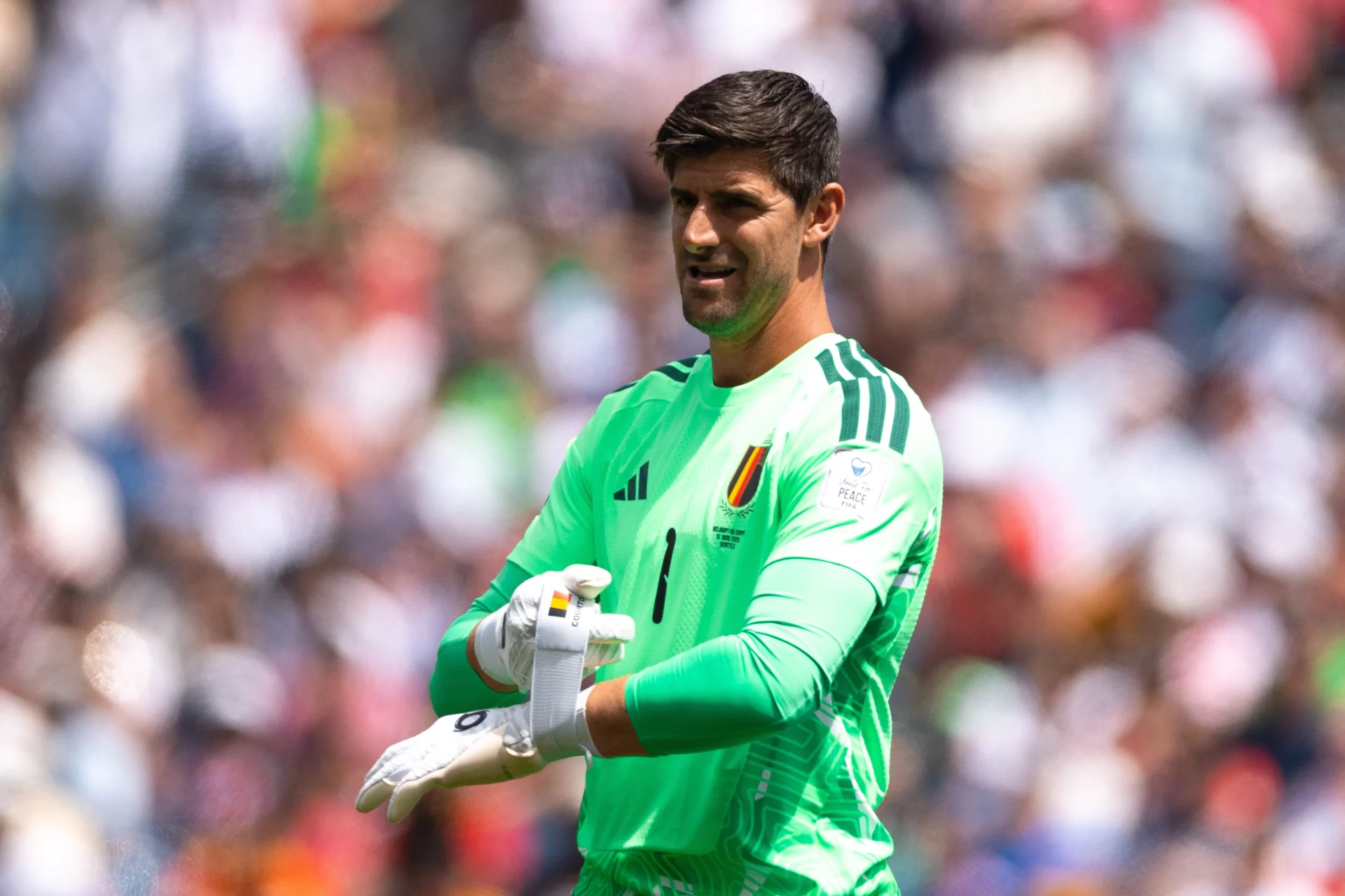 Courtois: «Quiero jugar cuatro o cinco años más en el Real Madrid» Thibaut Courtois se ajusta los guantes durante un partido en el Mundial 2026.