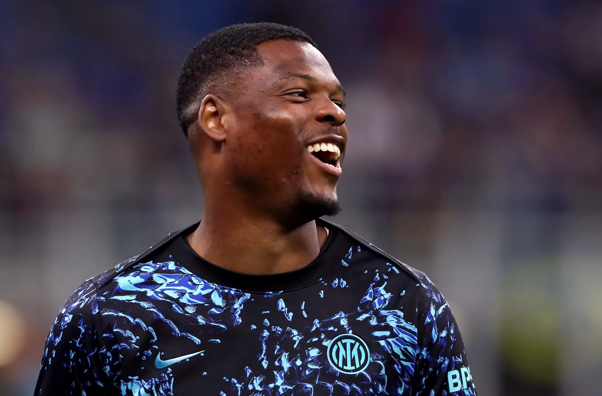 Oficial: Denzel Dumfries es nuevo jugador del Real Madrid Denzel Dumfries sonríe durante un partido antes de fichar por el Real Madrid.