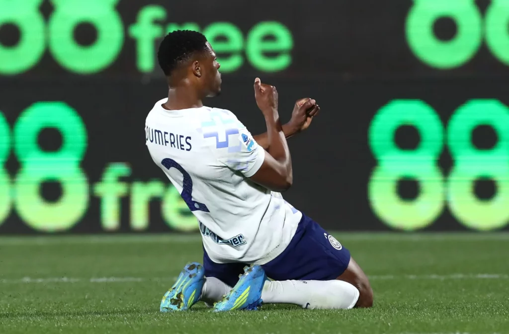 Dumfries celebra un gol durante su etapa en el Inter de Milan.