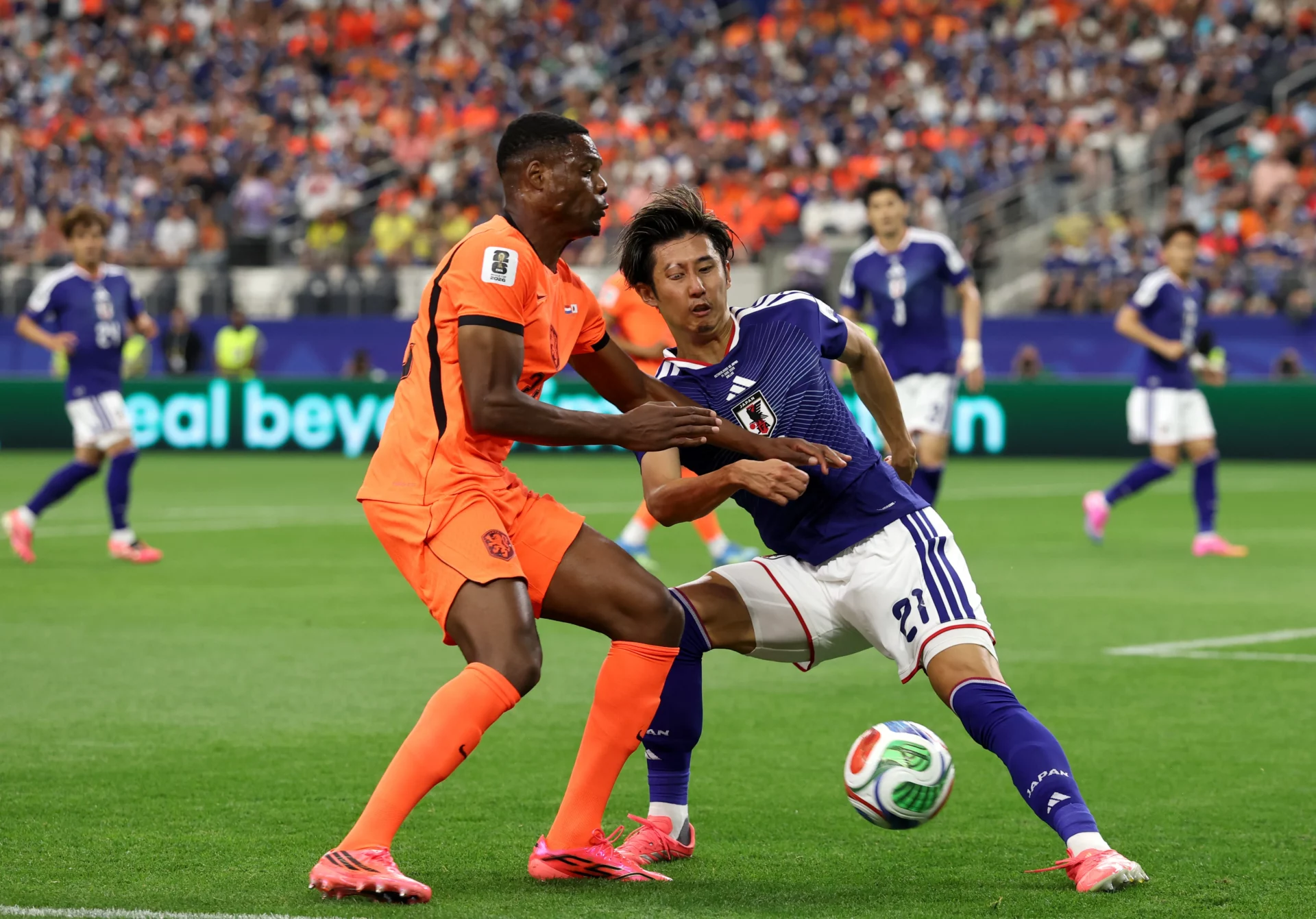 Países Bajos 2-2 Japón: Dumfries debuta con un amargo empate en el Mundial Denzel Dumfries pugna por el balón con un jugador de Japón durante el empate de Países Bajos en su debut en el Mundial 2026.