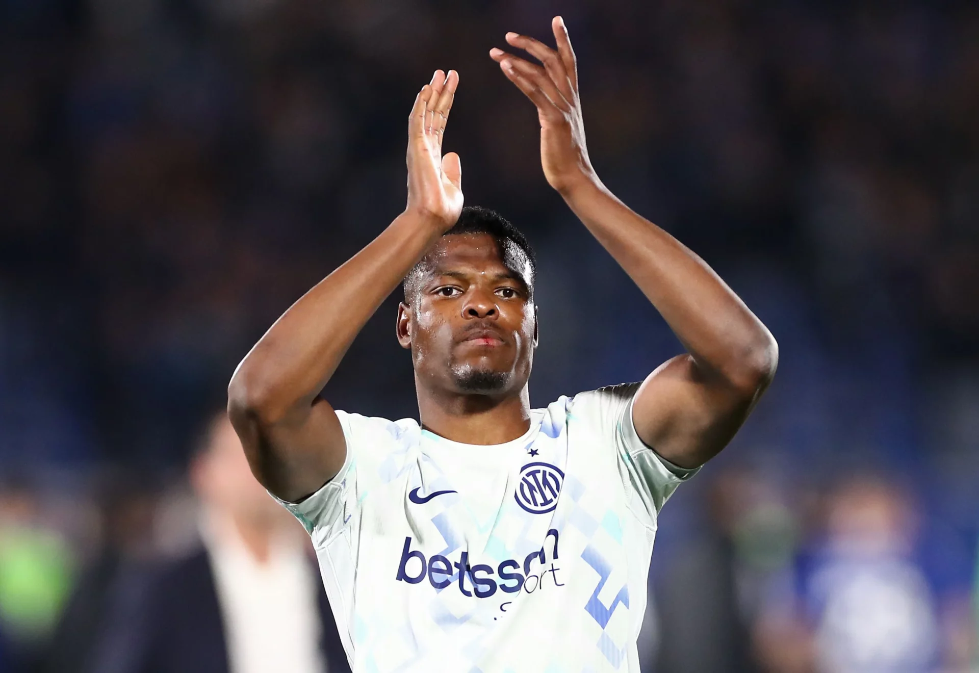 Dumfries, en la pole por el lateral derecho del Real Madrid Dumfries es uno de los objetivos del verano del Real Madrid en el mercado de fichajes.
