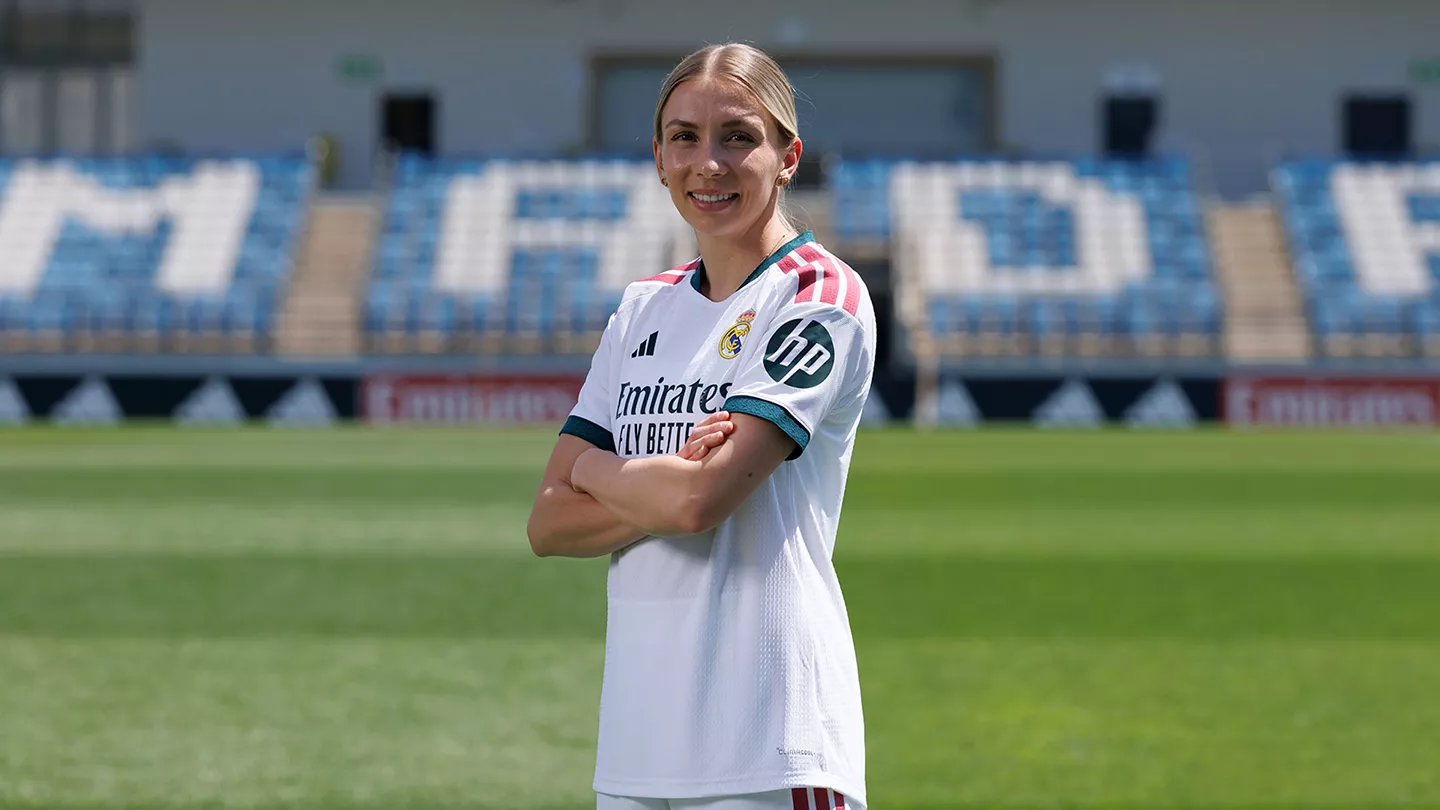 Oficial: Elisa Senß, primer fichaje del nuevo Real Madrid Femenino Elisa Senß posa con la camiseta del Real Madrid Femenino en Valdebebas.