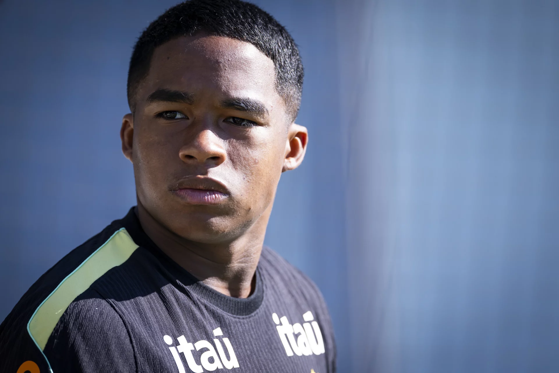 Endrick con rostro serio durante un entrenamiento de Brasil.