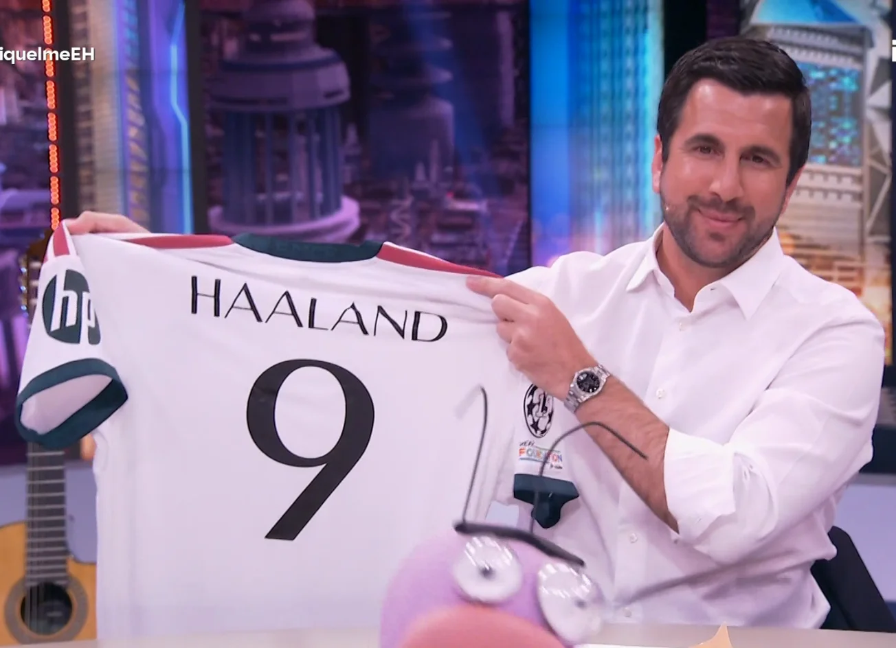 Enrique Riquelme anuncia su fichaje bomba en El Hormiguero: Haaland Enrique Riquelme posa con la camiseta del Real Madrid con el nombre de Erling Haaland en El Hormiguero