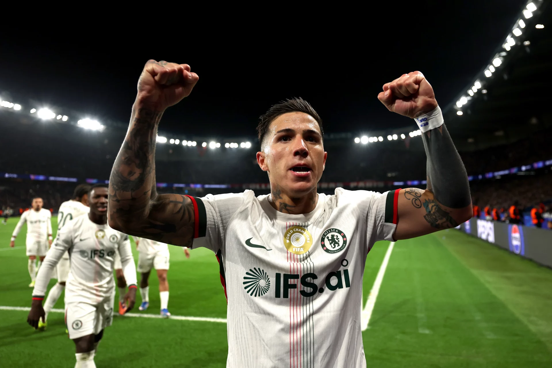 Enzo Fernández celebra un gol durante su etapa en el Chelsea.