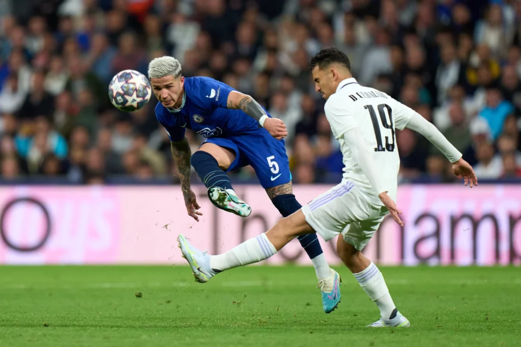 Enzo Fernández golpea el balón durante un partido entre Real Madrid y Chelsea.