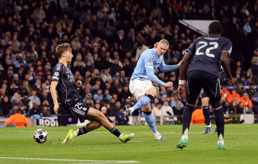 Erling Haaland remata durante un partido de Champions League contra el Real Madrid.