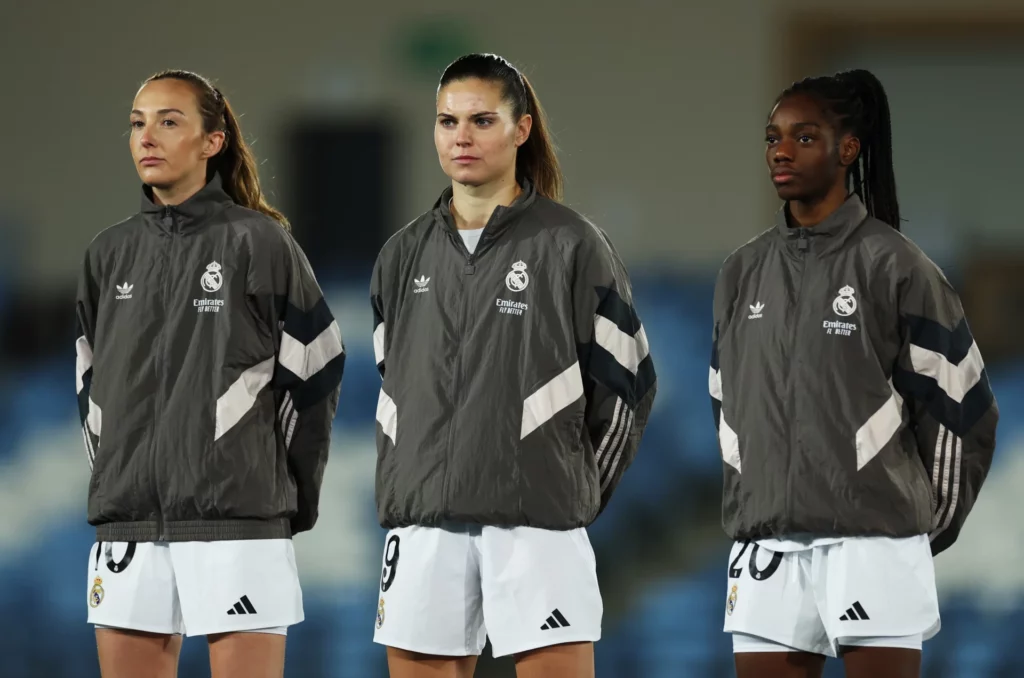Naomie Feller, Signe Bruun y Caroline Weir escuchan el himno de la Champions antes de un partido del Real Madrid.