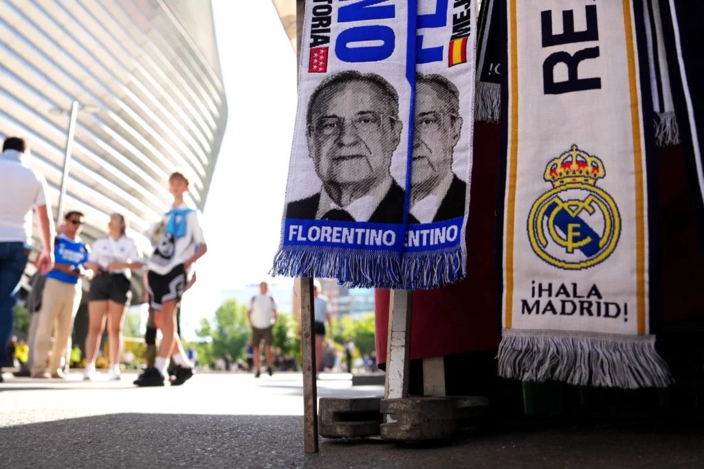 Bufanda con el rostro de Florentino Pérez en los exteriores del Santiago Bernabéu.