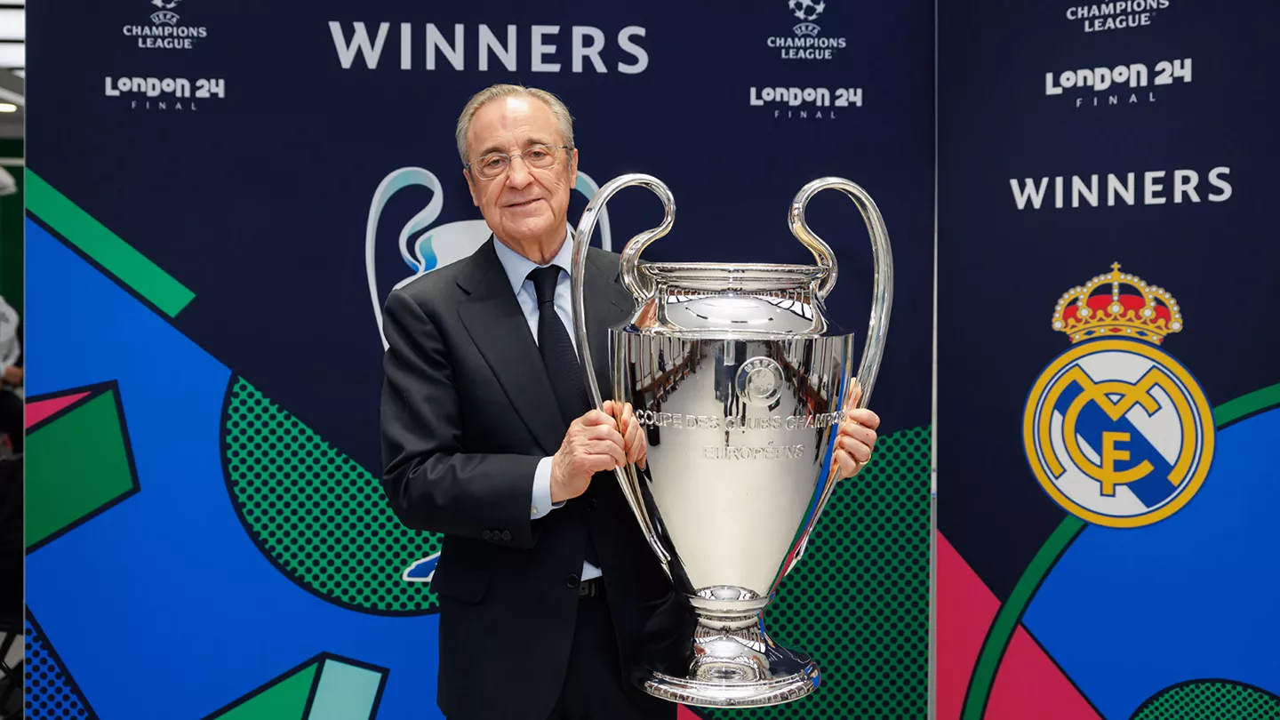 Opinión: Florentino siempre gana Florentino Pérez posa con la Champions League ganada por el Real Madrid en 2024.