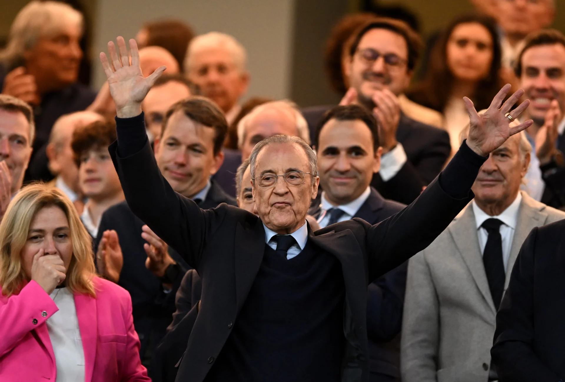 Florentino Pérez saluda al público del Santiago Bernabéu desde el palco.
