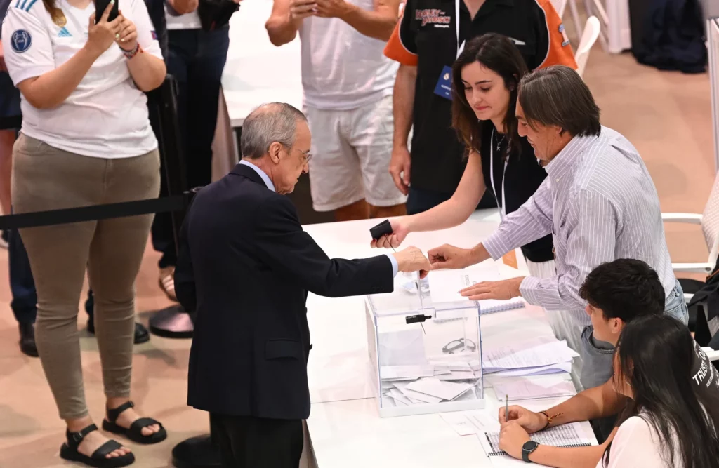 Florentino Pérez deposita su voto durante las elecciones del Real Madrid.