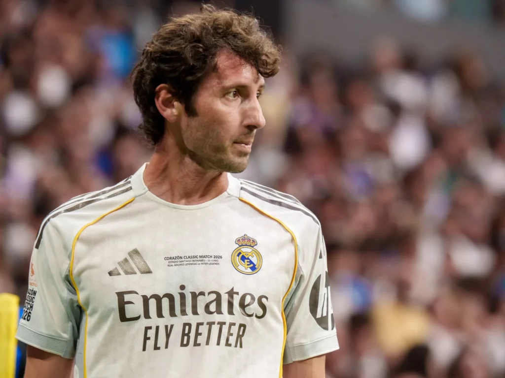 Esteban Granero se dispone a sacar un córner durante el partido de leyendas entre Real Madrid e Inter.