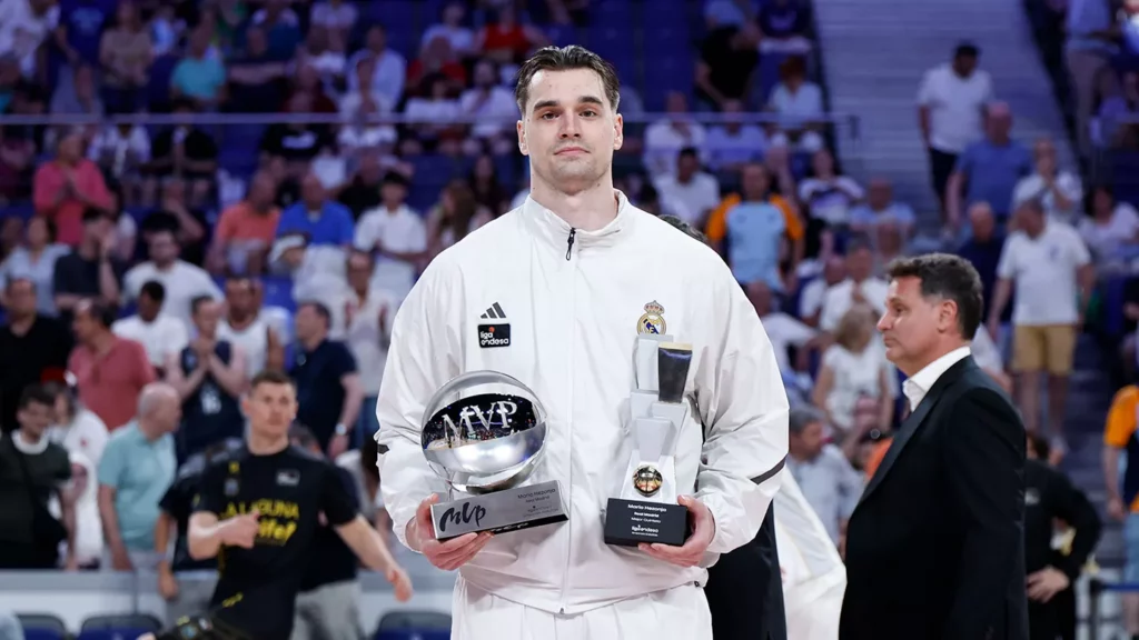 Mario Hezonja posa con el trofeo del MVP de liga regular de la Liga Endesa 2025-26.