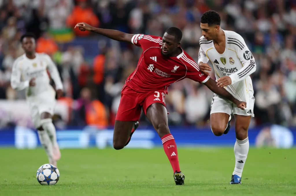 Ibrahima Konaté durante un partido contra el Real Madrid.