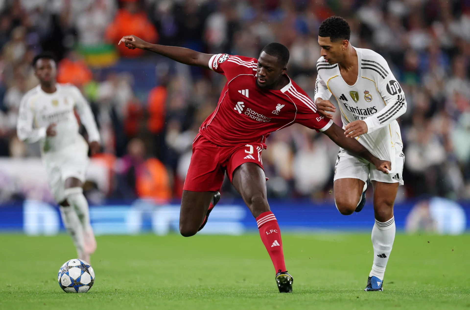 Ibrahima Konaté durante un partido contra el Real Madrid.