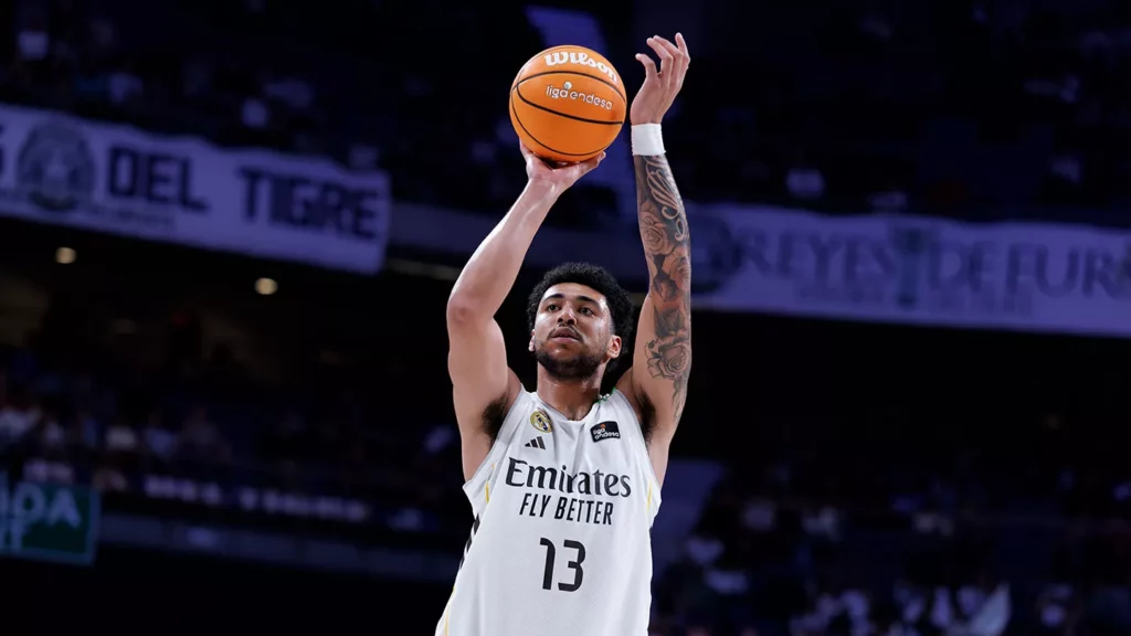Izan Almansa lanza a canasta durante un partido del Real Madrid en el Movistar Arena.