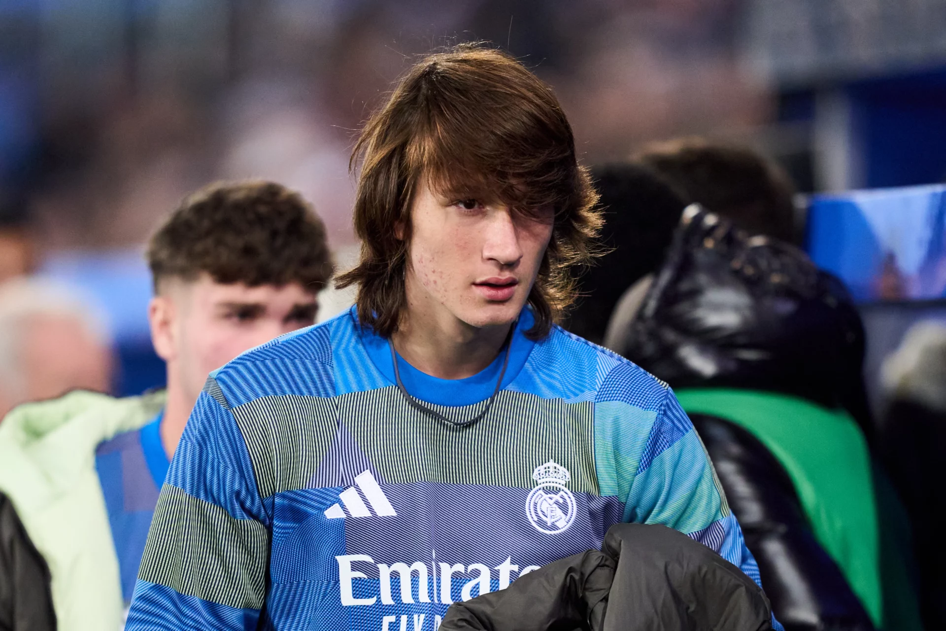 Joan Martínez se dirige al banquillo durante un partido del Real Madrid.