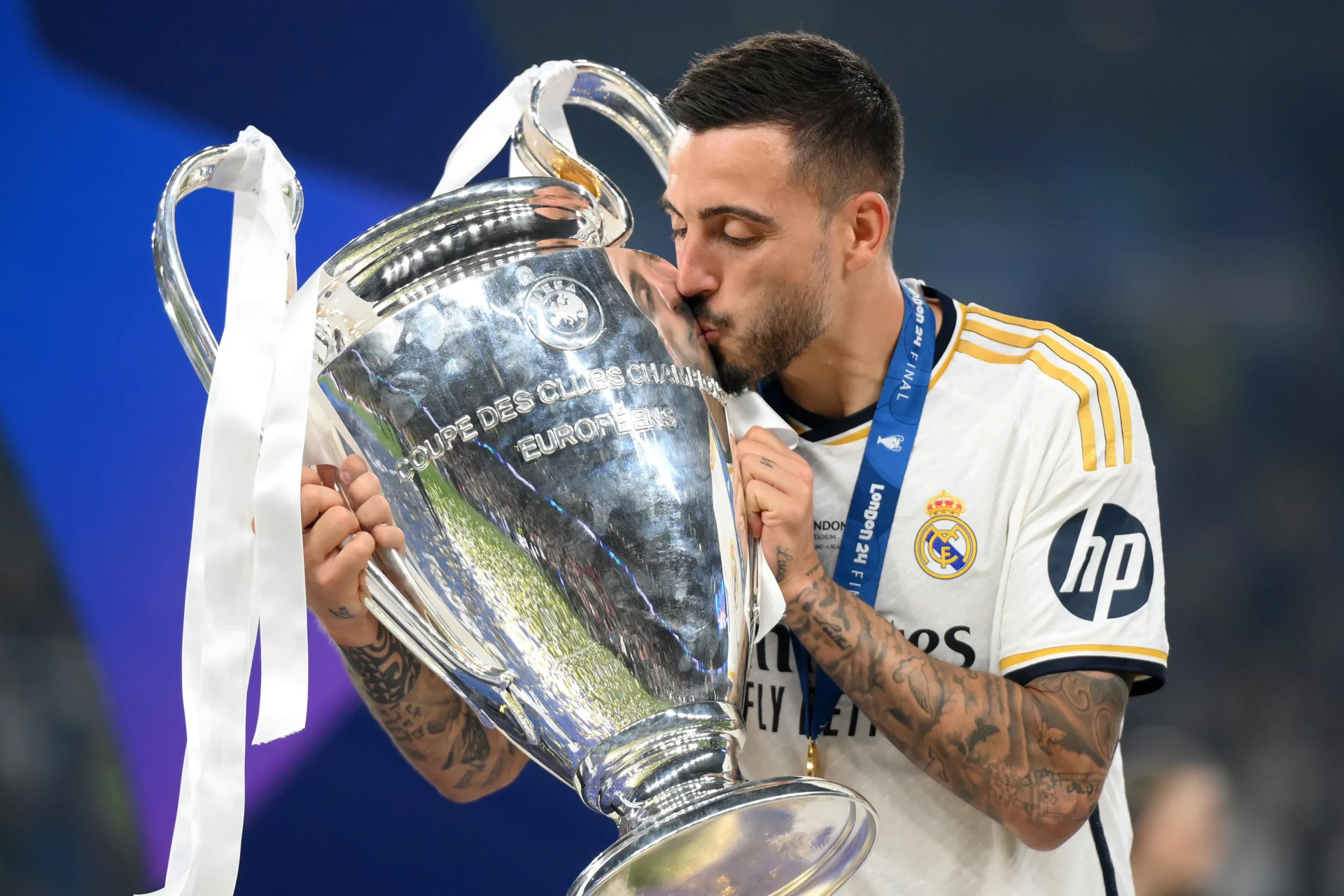 Joselu besa el trofeo de campeón de la Champions League con el Real Madrid.
