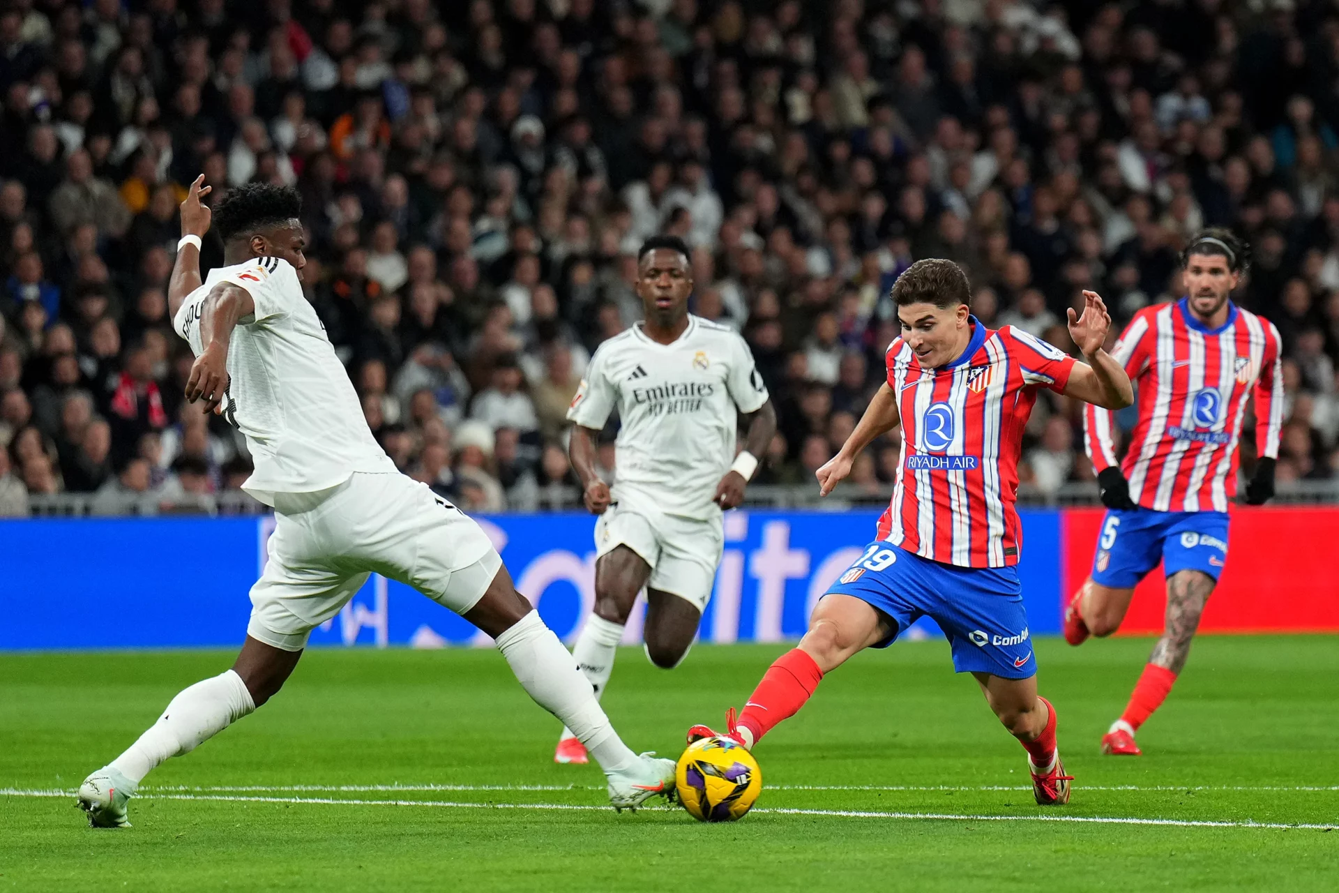 Julián Álvarez durante un partido contra el Real Madrid en el Santiago Bernabéu.