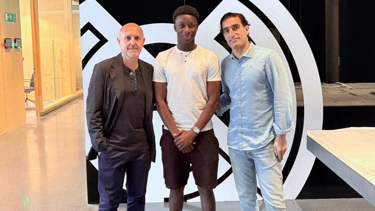 Info MR: Kalifa Camara, nuevo refuerzo para La Fábrica Kalifa Camara durante la firma de su contrato con La Fábrica del Real Madrid