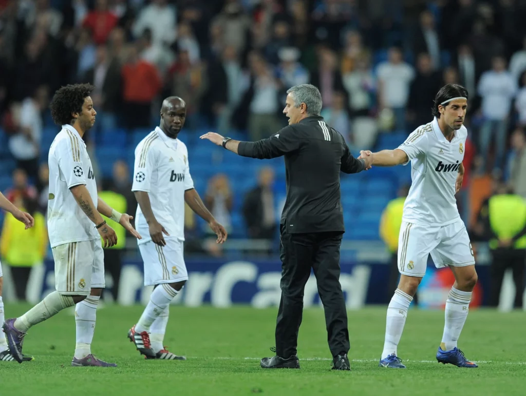 Sami Khedira y José Mourinho se saludan tras un partido del Real Madrid en 2012.