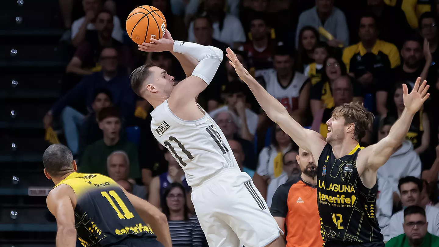 Mario Hezonja lanza a canasta durante un partido entre Real Madrid y Tenerife de Liga Endesa.