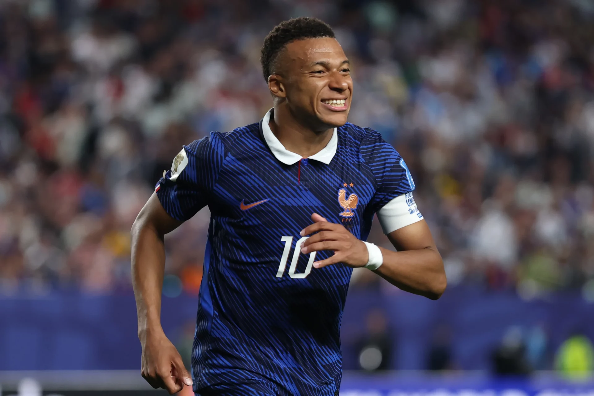 Mbappé, a la caza de Messi Mbappé celebra uno de los goles que le acercan al récord de Messi.