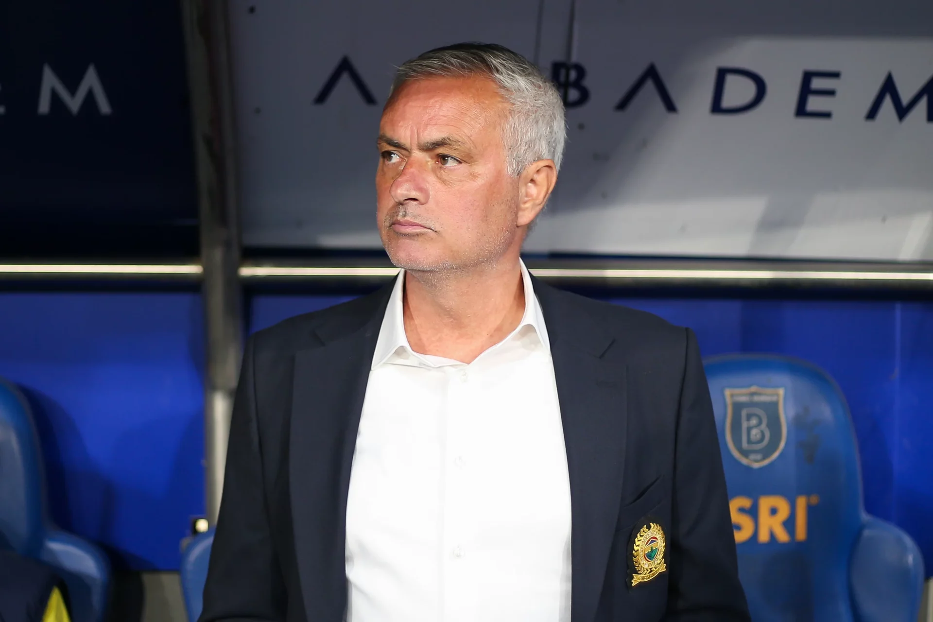 Los planes de Mourinho para el mercado de fichajes del Real Madrid José Mourinho delante del banquillo durante un partido como entrenador.