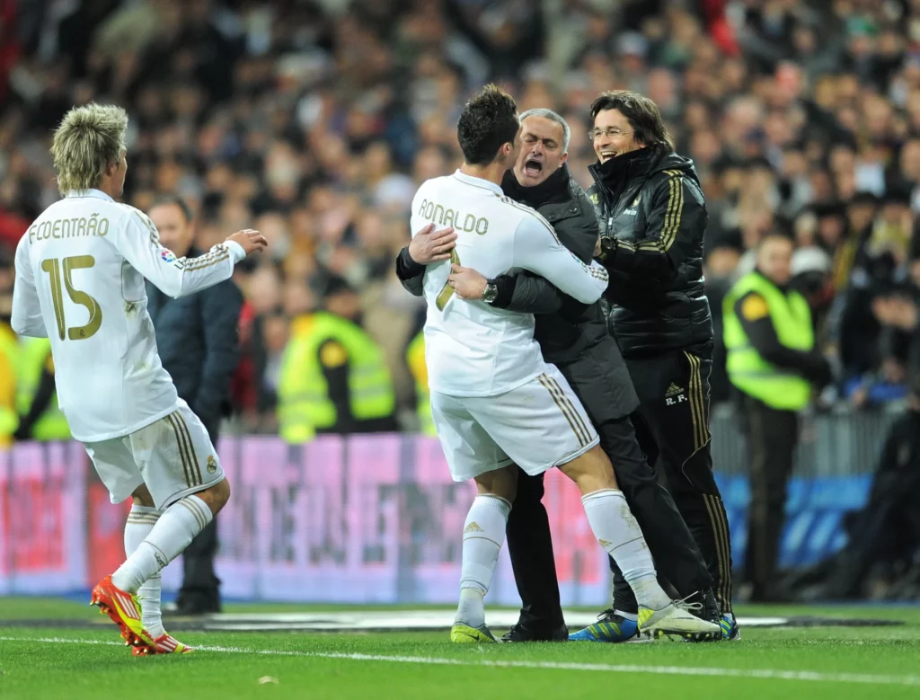 José Mourinho y Cristiano Ronaldo se abrazan celebrando un gol en LaLiga durante 2012.