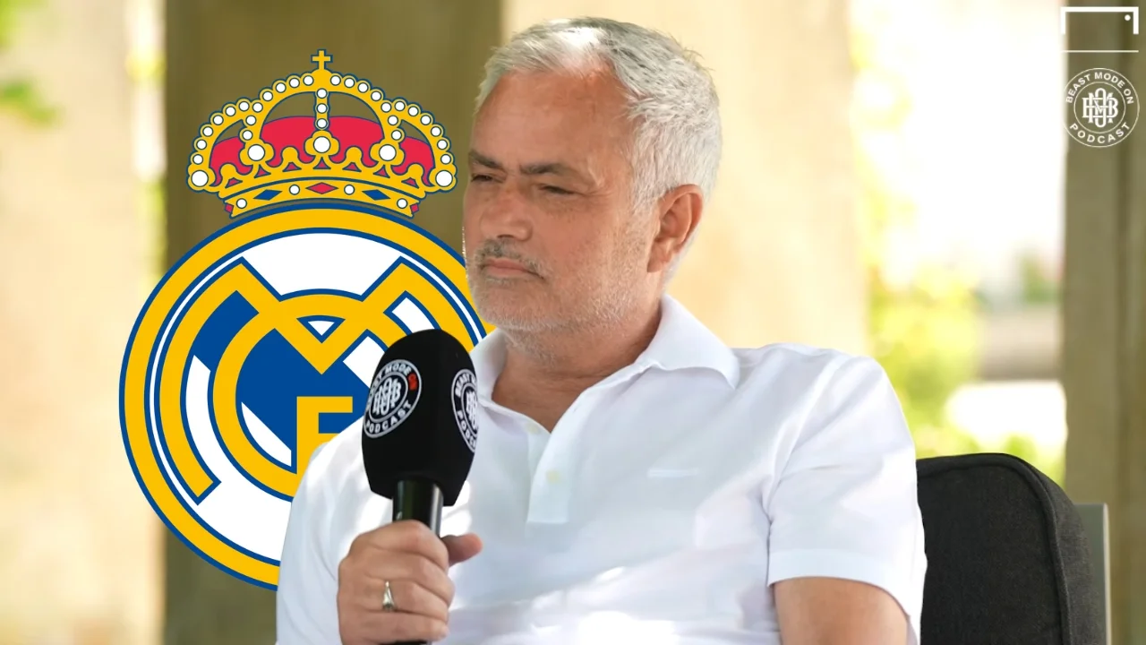 José Mourinho, junto al escudo del Real Madrid.