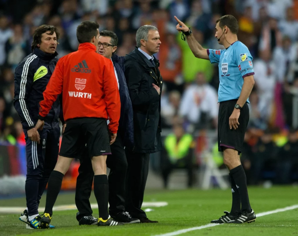 José Mourinho es expulsado durante la final de Copa del Rey 2013 en el Santiago Bernabéu.