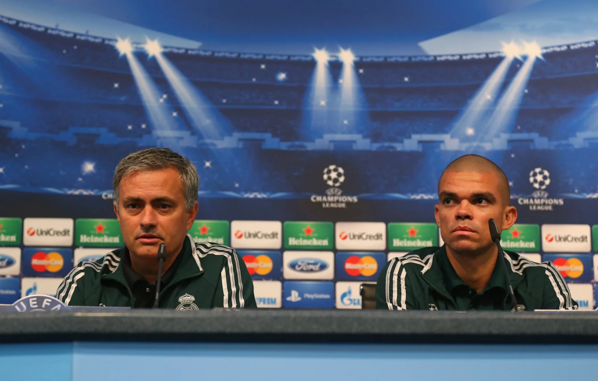 Mourinho quiere incorporar a un exmadridista a su cuerpo técnico José Mourinho y Pepe en rueda de prensa durante su etapa en el Real Madrid.