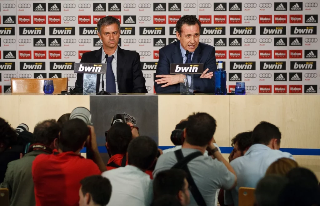 José Mourinho, junto a Jorge Valdano, durante su presentación como entrenador del Real Madrid en 2010.