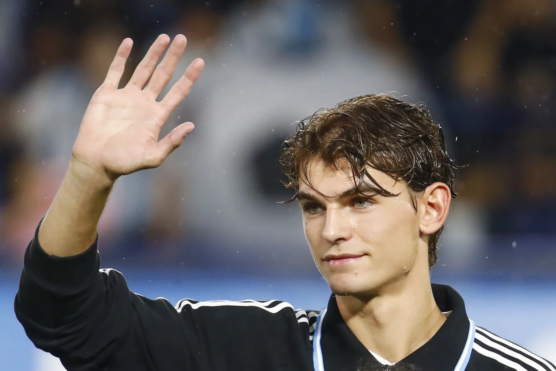 Nico Paz saluda al público antes de un partido con la selección de Argentina.