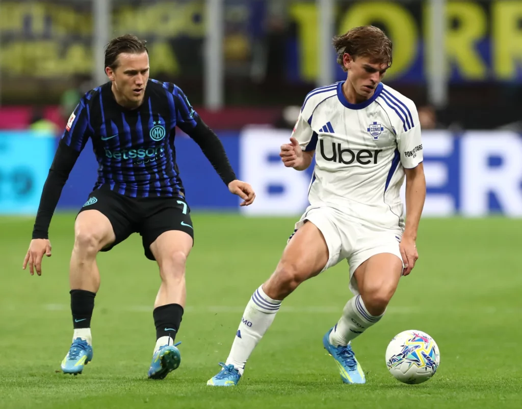 Nico Paz, en un partido contra el Inter de Milan durante su etapa en el Como.