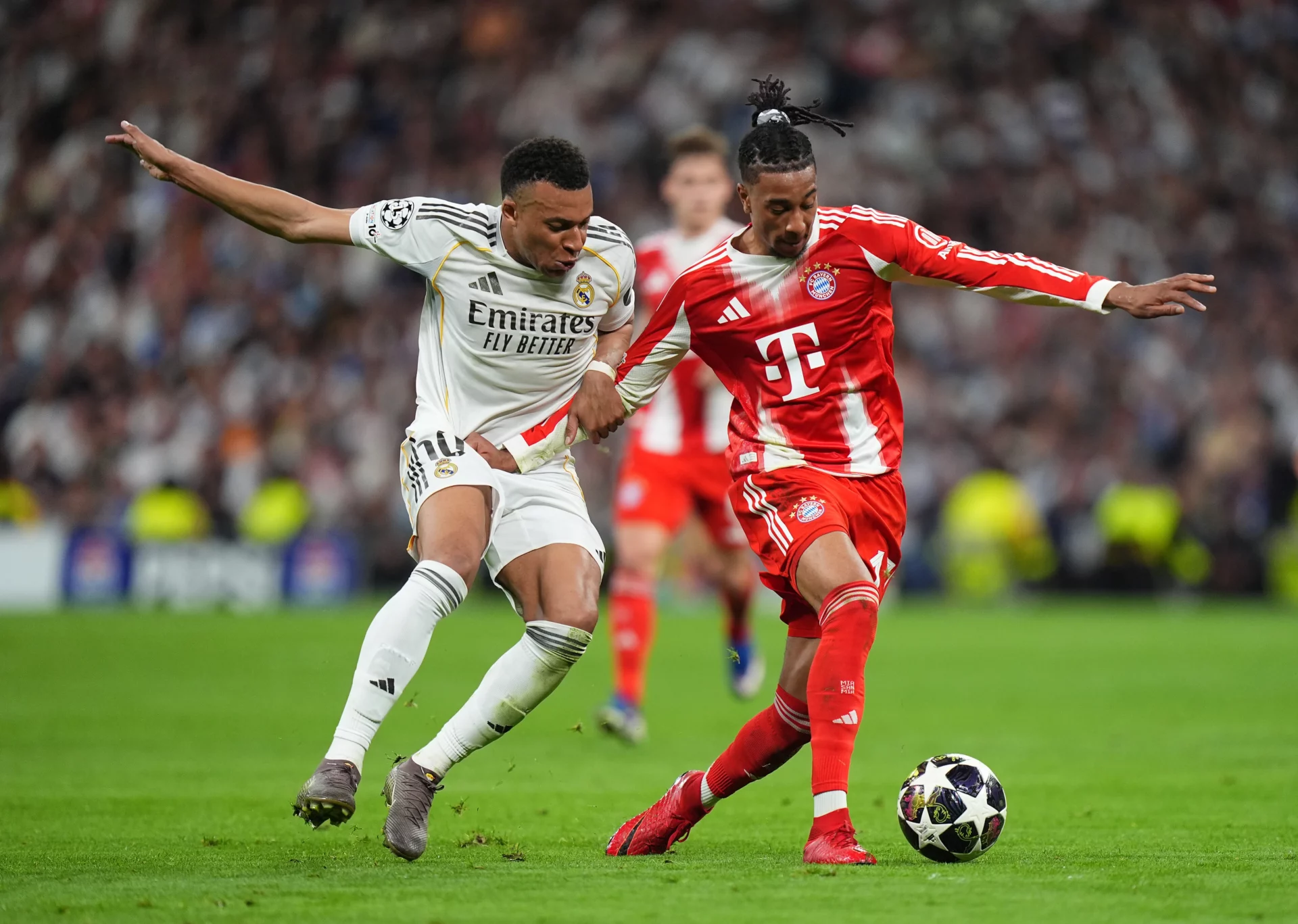 Michael Olise durante un partido entre Real Madrid y Bayern de Múnich en el Santiago Bernabéu.