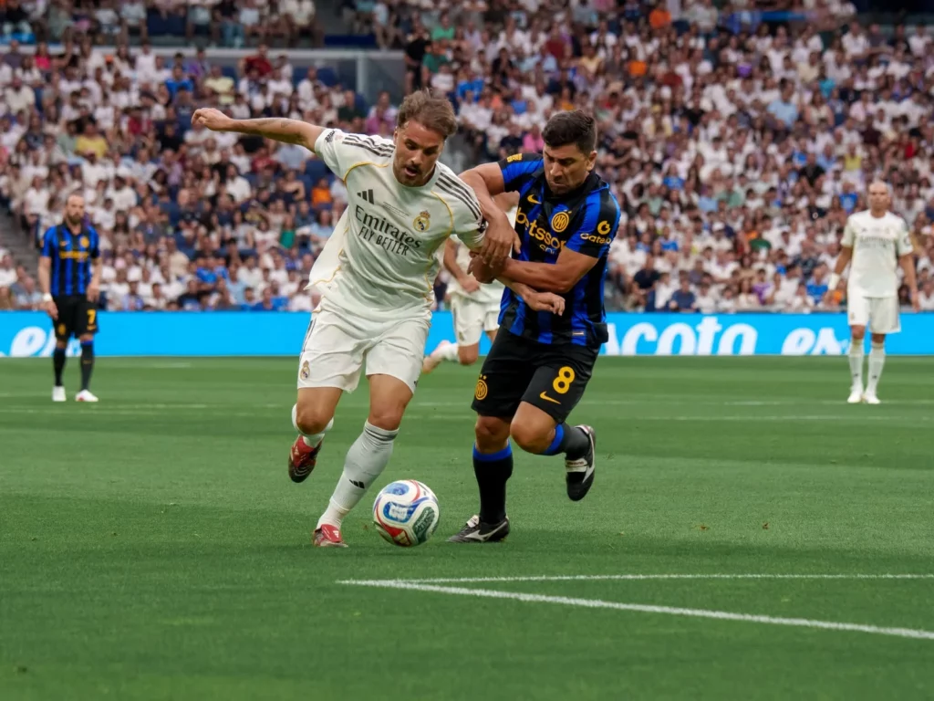 Pedro León pugna con un rival durante el partido de leyendas entre Real Madrid e Inter en el Santiago Bernabéu.