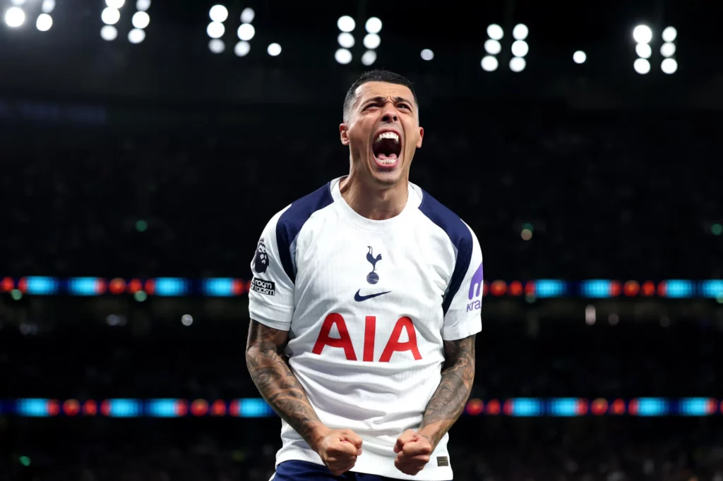 Pedro Porro celebra durante un partido con el Tottenham.