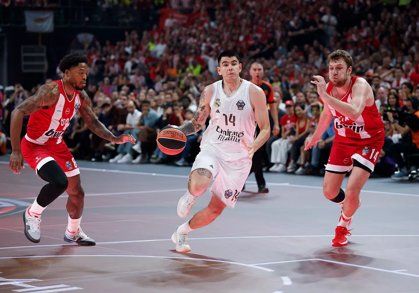 El Real Madrid Baloncesto disputando la final de la Euroliga contra Olympiacos.